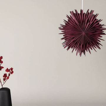Se tilbud på Topaz loftlampe i mørkerødt papir! 3 størrelser (46 cm). Billigt udsalg - Spar op til 63%! Hurtig levering (1-2 hverdage). Køb online nu!